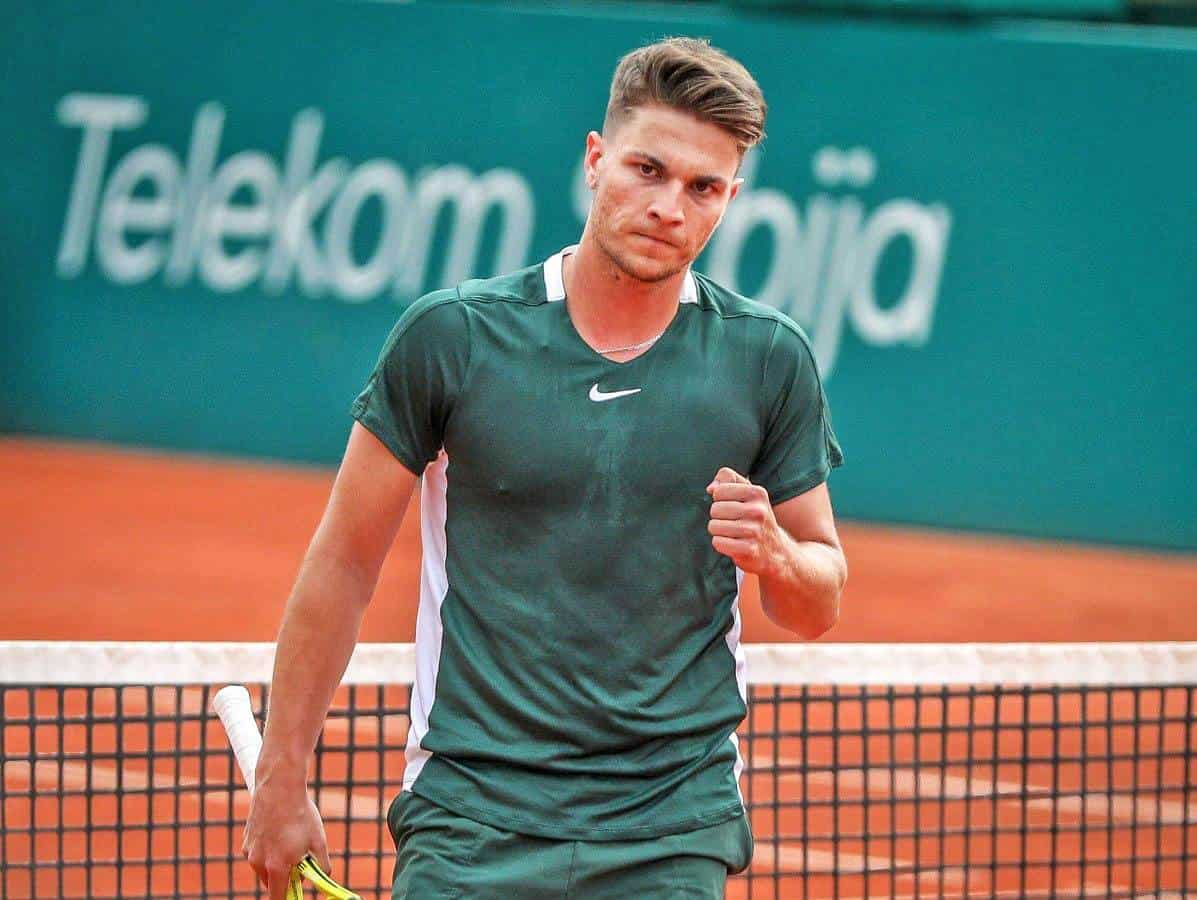 Miomir Kecmanović u poenu na travi